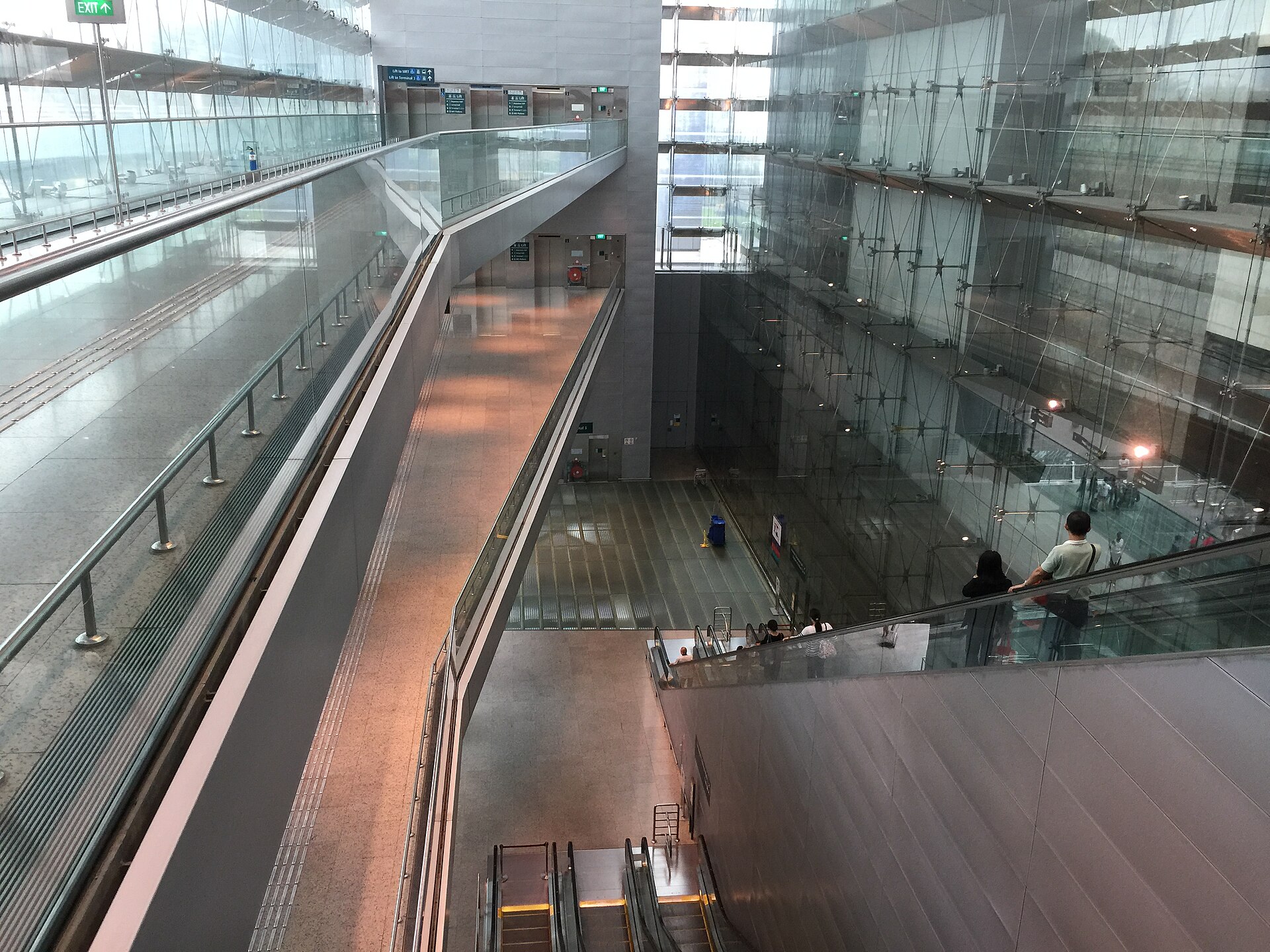Changi airport departure hall