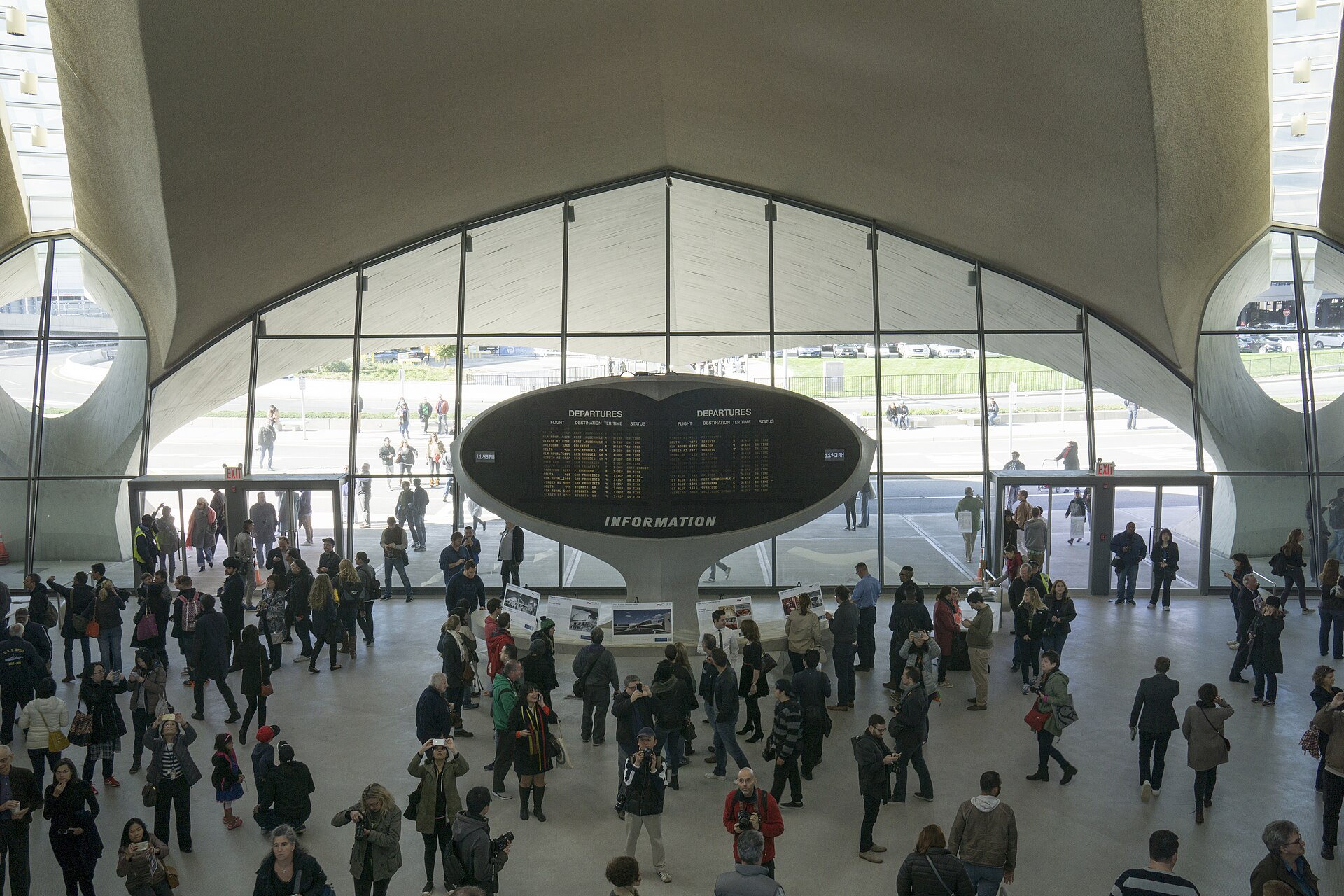 airport departure board schedule