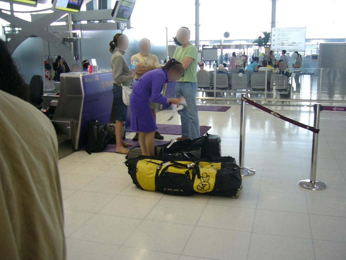 airport check-in baggage scale